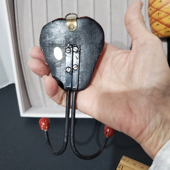 ๐ Farmhouse Fruit Wood Wall Hooks Cottagecore ๐ Hand Carved & Hand Painted VTG - Picture 4 of 10